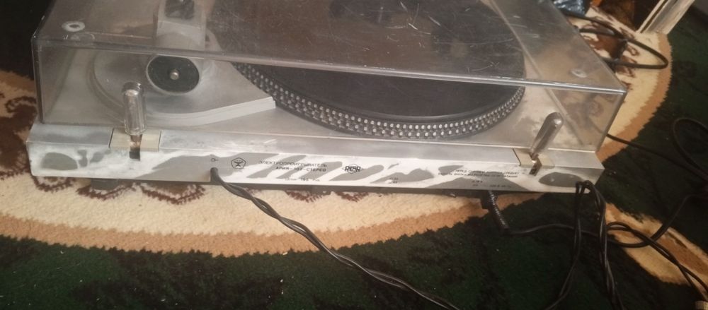 Радиотехника Проигрыватель без колонки работает