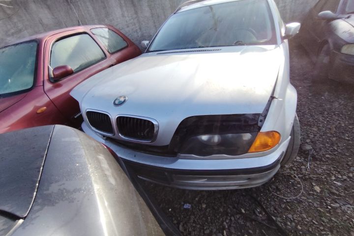 Bara fata BMW Seria 3 2001 320d MT (136 hp)