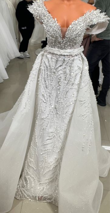 Vand rochii mireasa tip printesa si tip sirena cu trena detasabila