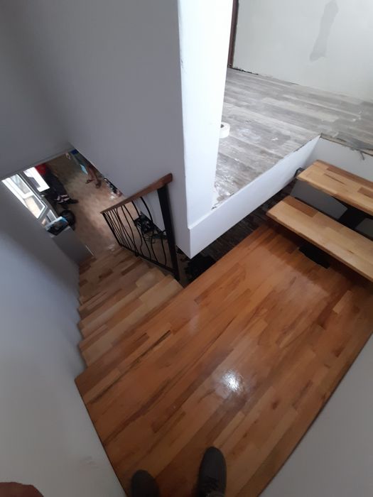 Placam scări cu lemn masiv
