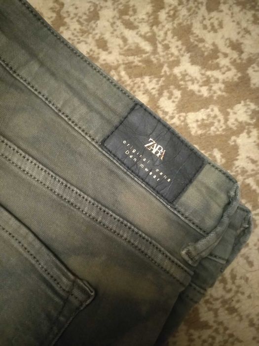 Джинсы серые и зелёные зара