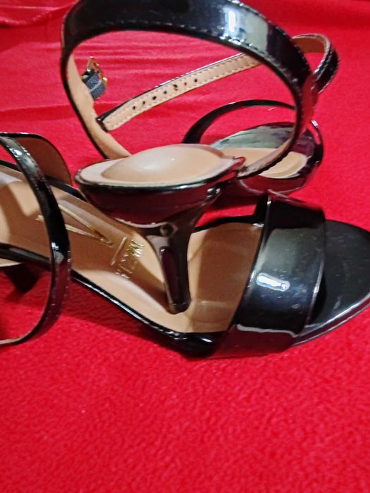 Sandale elegante,din lac,pentru evenimente cu stil