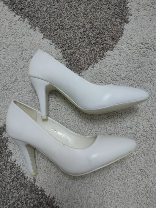 Продам белые туфли