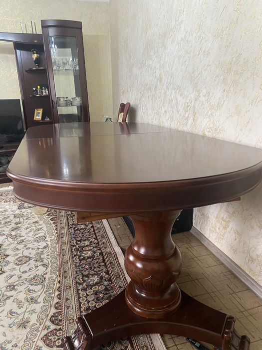 Продам стол в гостиную
