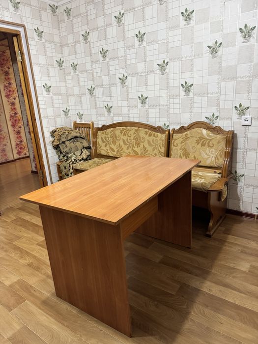 Кухонный стол и угловой диван