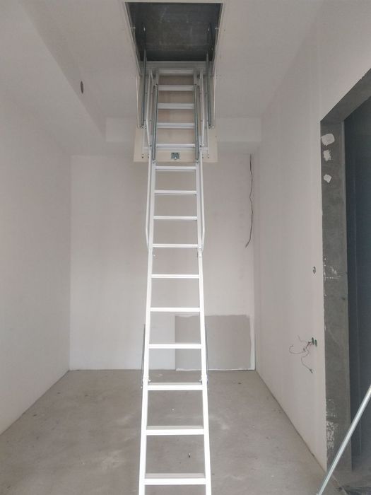 Итальянская чердачная лестница. Материал анодированная сталь.