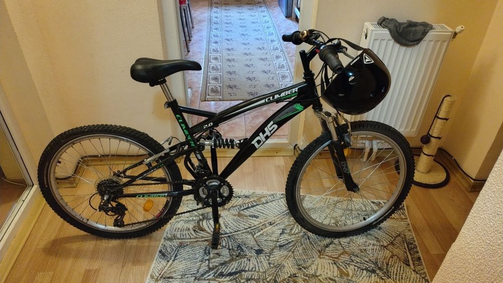 Vând bicicleta DHS folosita doar puțin arata foarte bine.Are in dotare și casca.