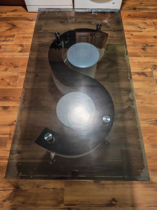 Стилна  стъклена маса с две табуретки