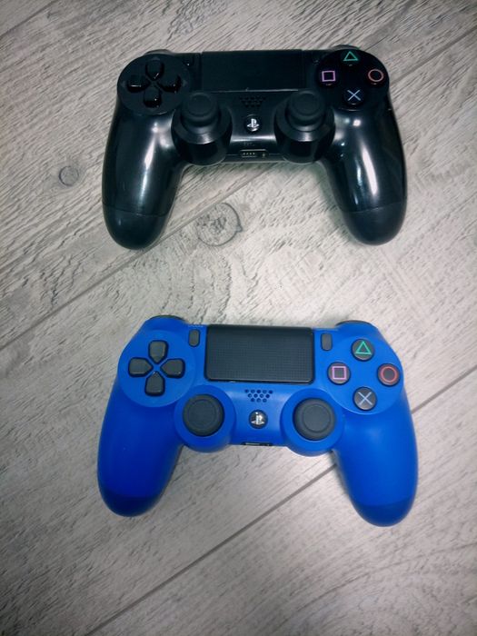 Vând PS 4 +2 manete și cablu de încărcare usbc a manetelor. 1000 lei negociabil