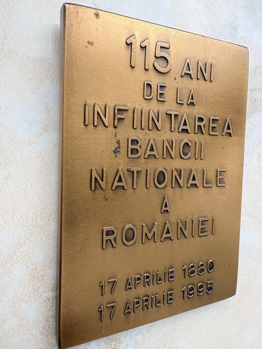 Vând plachetă aniversară din bronz, emisă de Banca Națională a României în anul 1995, cu ocazia împlinirii a 115 ani de la înființarea instituției.