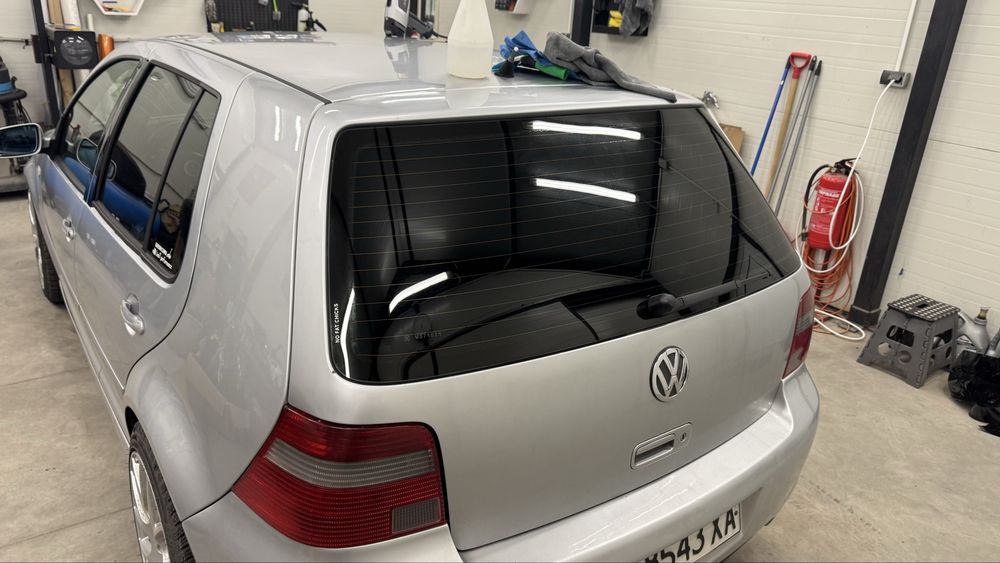 Поставяне на слънцезащитно фолио затъмняване на стъкла