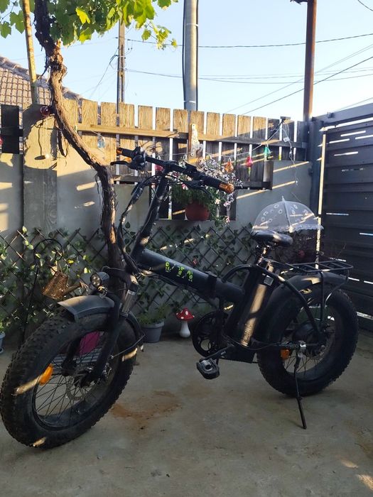 Vând 2 biciclete,una clasică și una electrică.