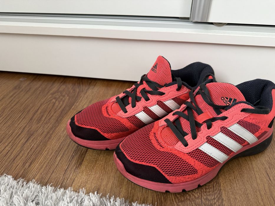 Спортни обувки adidas в невероятно свеж цвят