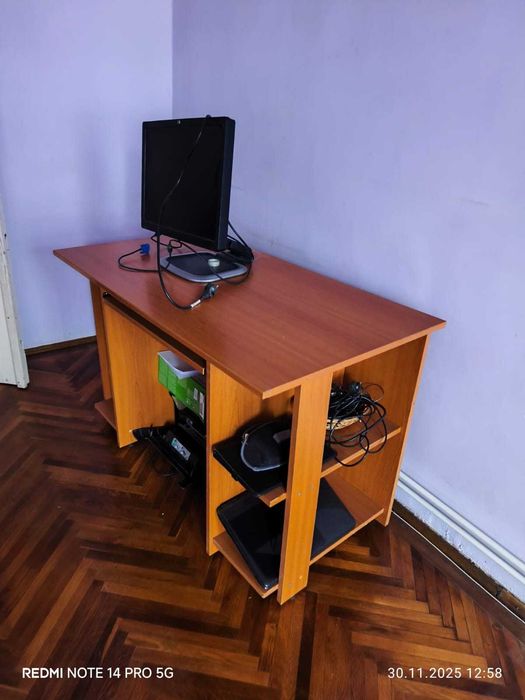 Vand birou in stare buna si monitor calculator