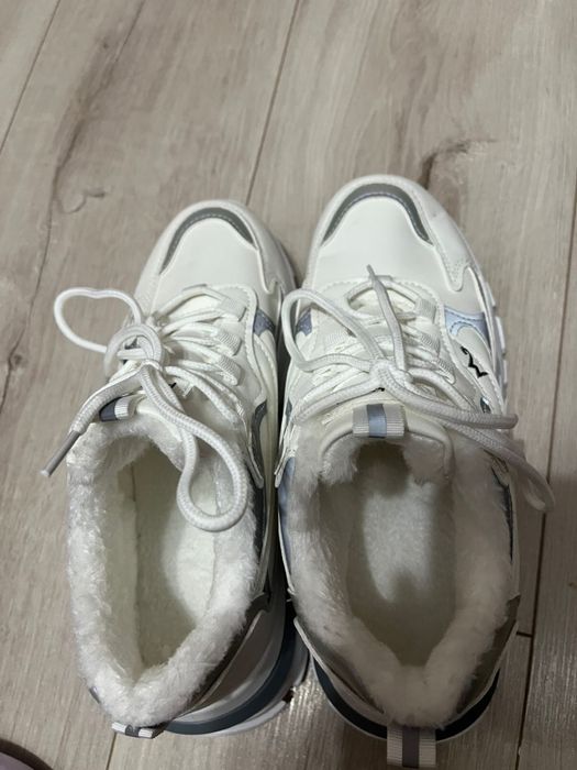 Продам весенние кроссовки  женские