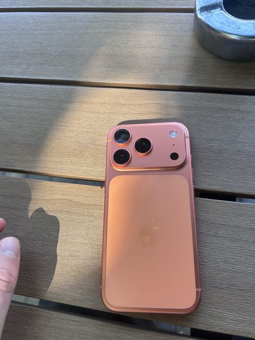 Продавам iphone 17 pro 256gb