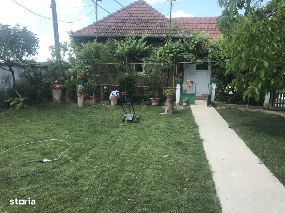 Casă de vânzare cu 3 camere și curte mare