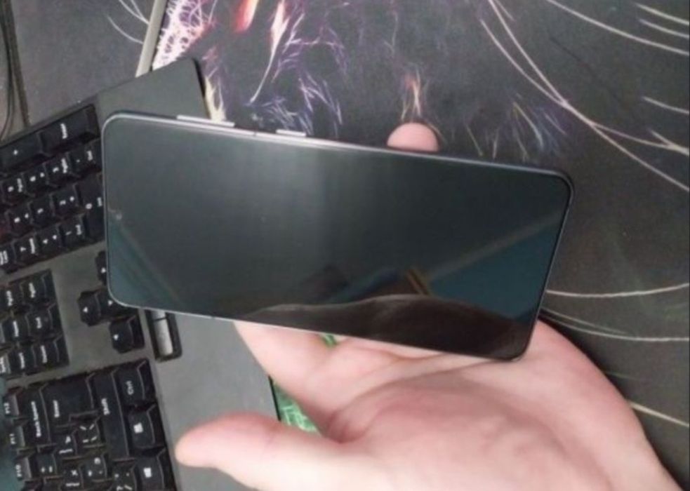 Samsung S21 5G
Телефон в хорошем состоянии, всё работает отлично.
Коро