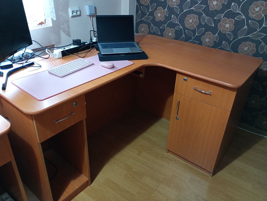 Birou pe colt și birou normal