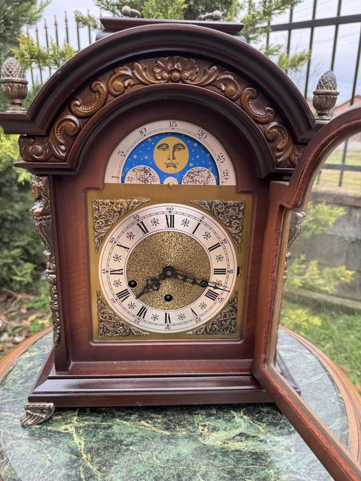 Ceas din lemn cu ornamente bronz, mecanism cu melodii