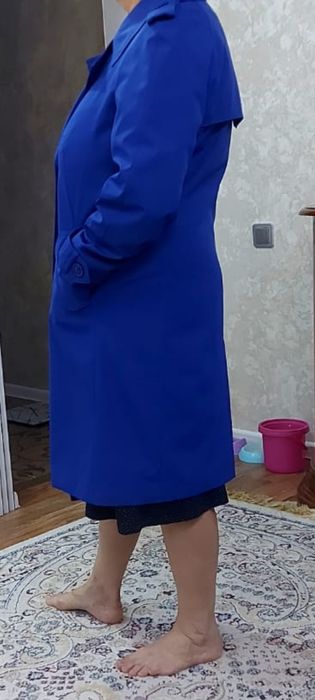 Плащ синнего цвета