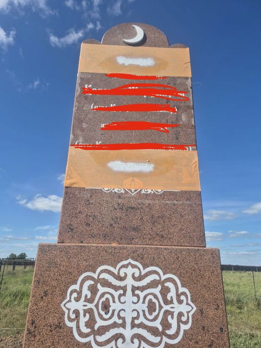 Памятники, надгробные камни