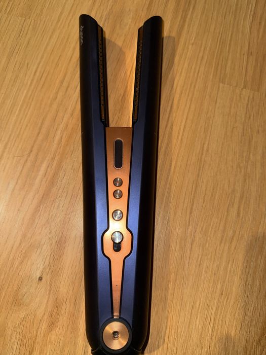 ПРОДАВАМ Безжична Преса за коса Dyson