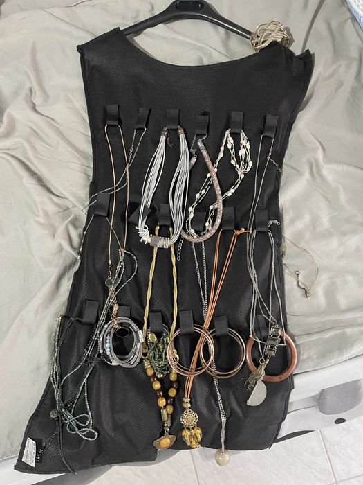 Organizator de bijuterii tip umeraș