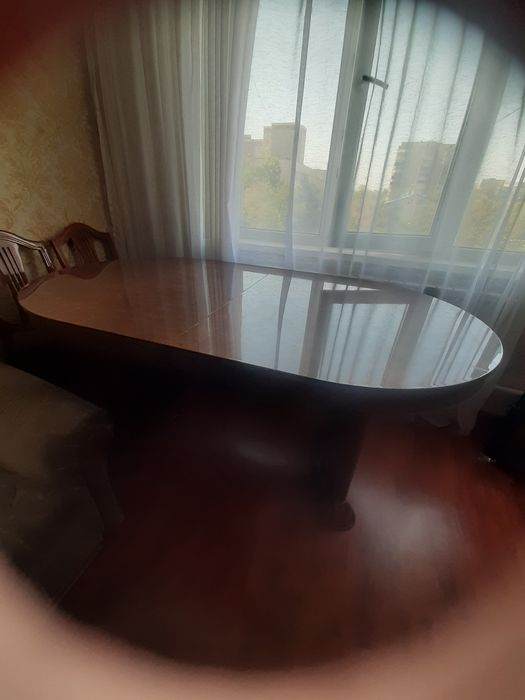 Продам обеденный стол. Основание из дерева