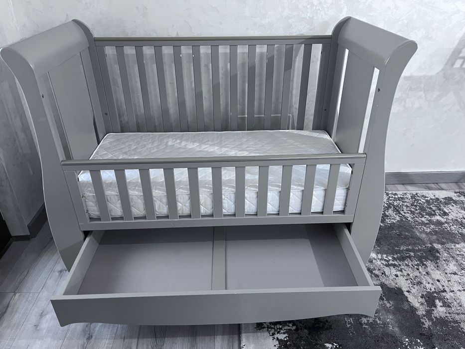Pătuț culoarea grej, din lemn. Saltea 120x60cm