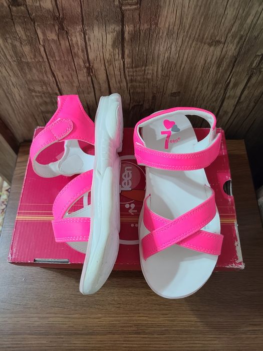 Босоножки для девочки 35размер качественные.  Новые