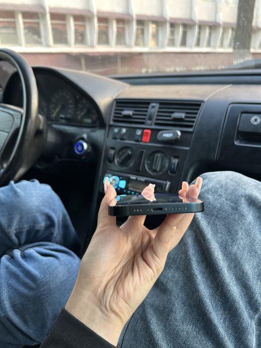 айфон 13 на гарантий