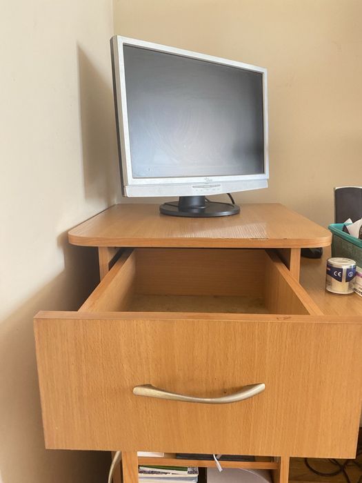 Компьютерный стол с компьютером