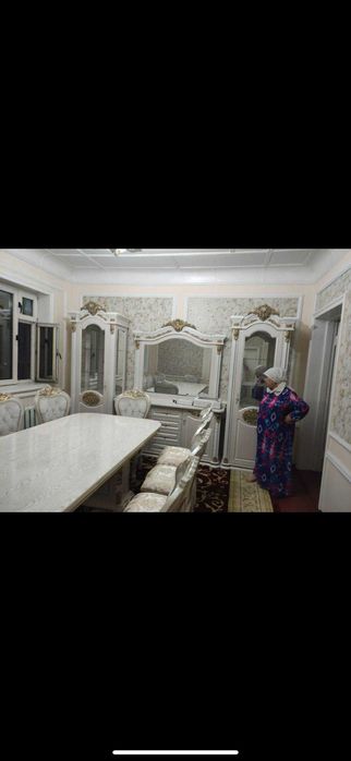 Продаются мебель для гостиной стол, стулья, комод, пенал