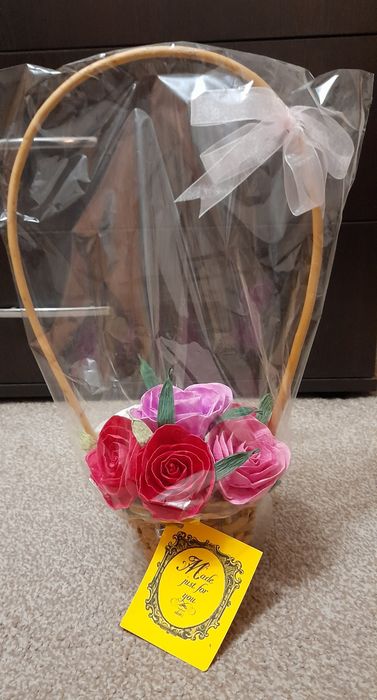 Кошничка със седем изкуствени рози
