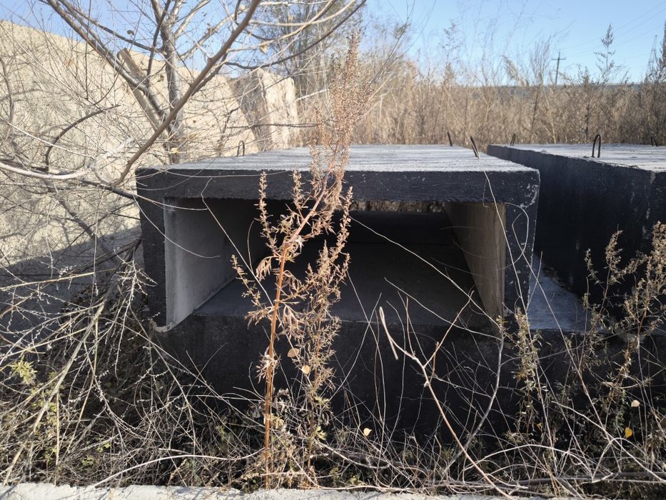 ЖБЦ лоток под гидро сети (трубы).