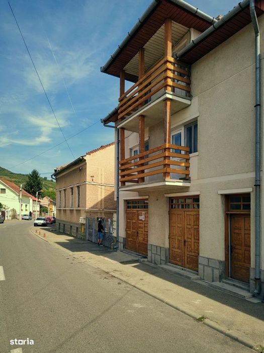 Inchiriez Vila 5 camere mari, 5 balcoane + 2 bai + bucatarie, utilata