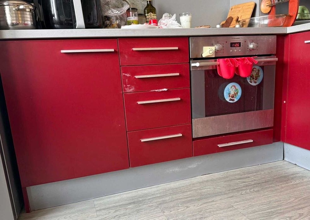 Вградена кухня с вградена фурна и котлони /запазена