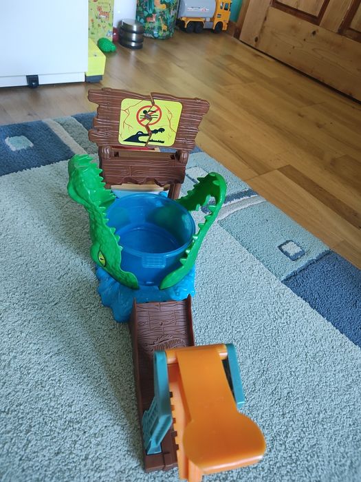 Писта Hot wheels monster trucks и крокодил