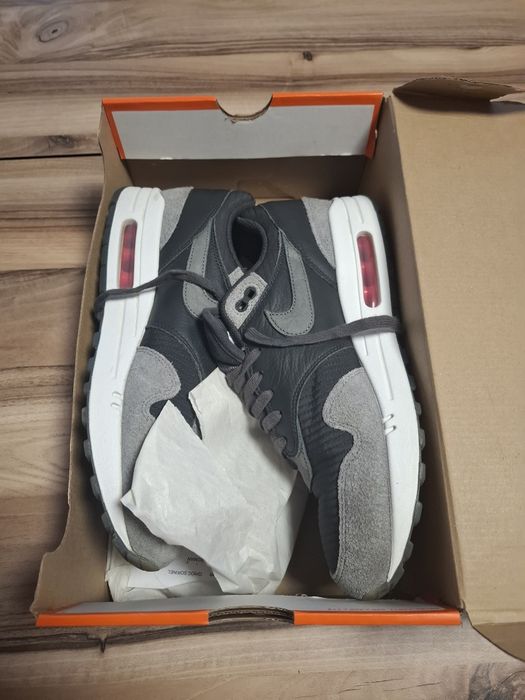 Vând  NIKE  NR.42,5