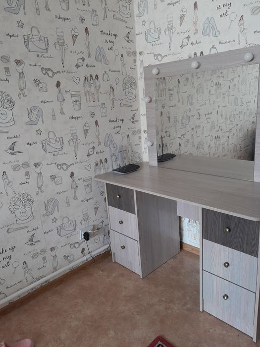 Продам туалетный столик