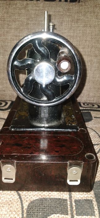 Детские швейные машинки СССР. Смотрите 8фото Читайте описании