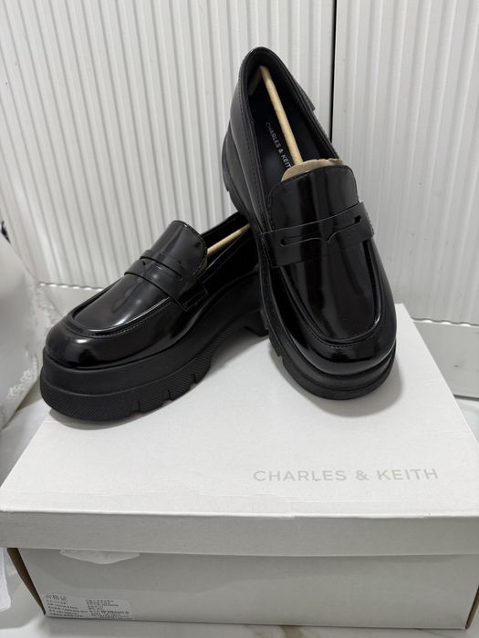 Продам новые лоферы Charles & Keith.