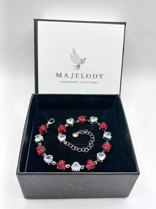 Луксозна гривна мартеничка с кристални сърца подарък за 8 март