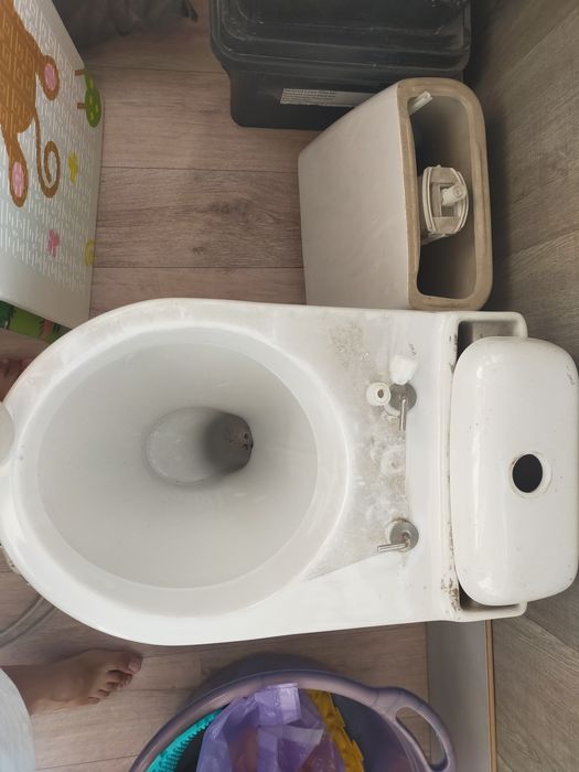 Продам унитаз с бочком