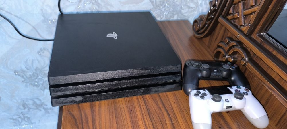 PlayStation 4 pro 1 T lik 5 oʻyinlar bilan holati yaxshi 2 ta jostiki