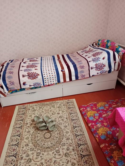 Кровать и кресло