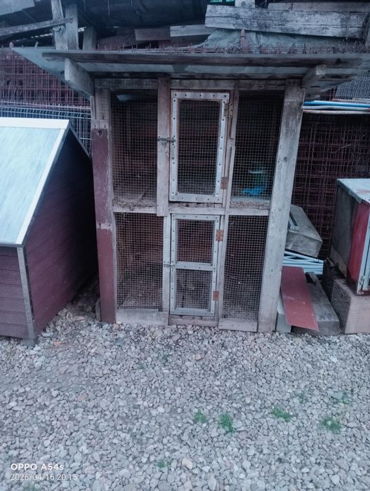 Cușcă pentru iepuri cu două compartimente.