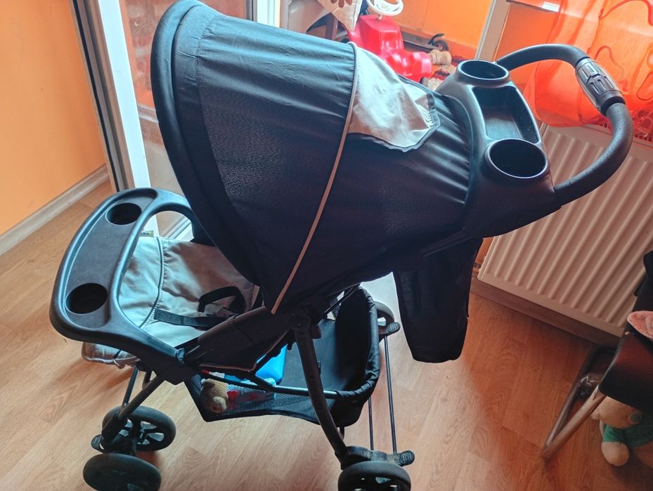 Vând două trotinete o măsuță de copii și un cărucior