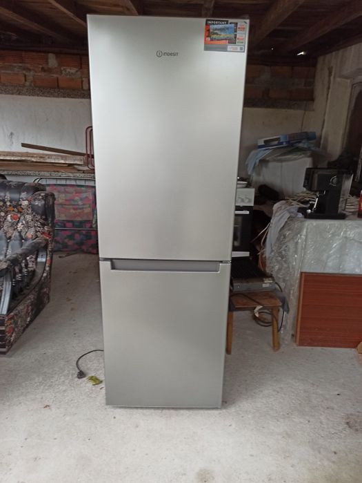 Продавам хладилник с фризер Индезит